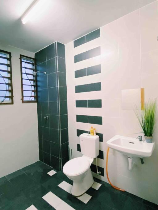 Spacious Cozy Lakeville Homestay 4 Bedrooms All With Aircond เซริอิสกันดาร์ ภายนอก รูปภาพ
