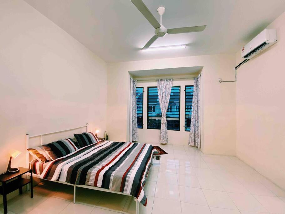 Spacious Cozy Lakeville Homestay 4 Bedrooms All With Aircond เซริอิสกันดาร์ ภายนอก รูปภาพ
